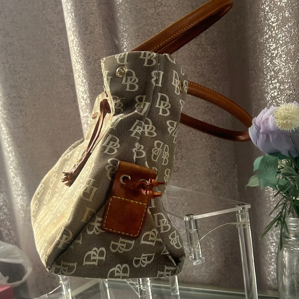 Dooney & Bourke‎ Tan and Cream Signature Logo Tote